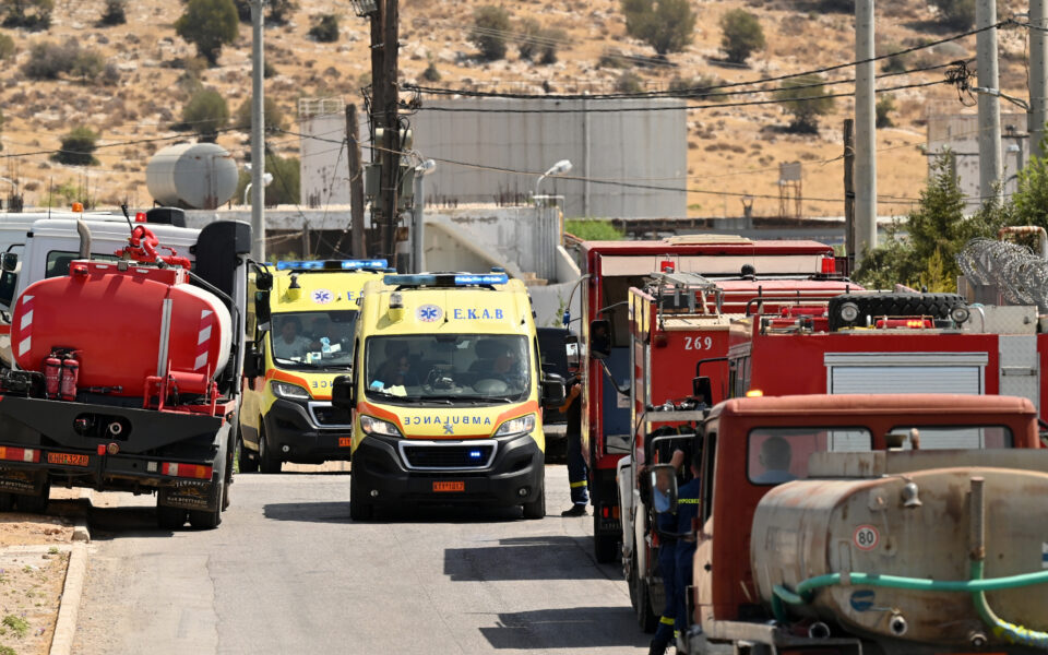 Fire at Aspropyrgos fertilizer factory under control, three firefighters hospitalized