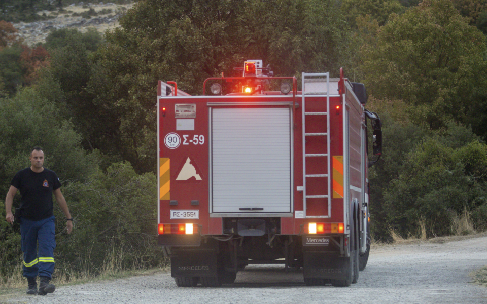 Wildfires rage in western Peloponnese, injuring firefighter and engulfing farmhouses