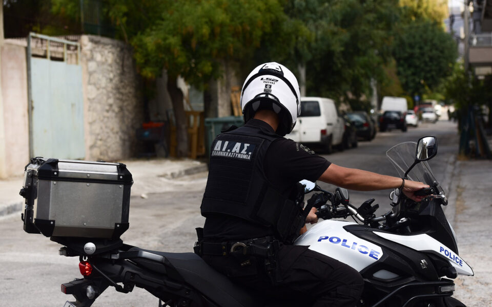 Police hunt for motorbike suspects who evaded inspection in Keratsini