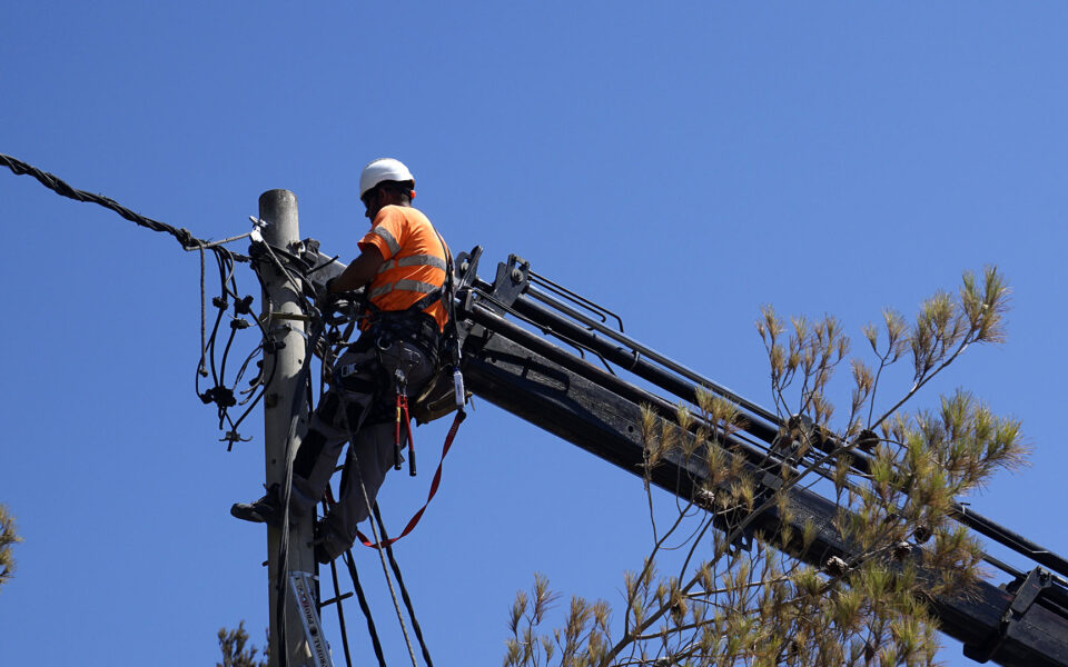 Electricity network repairs progress in fire-hit East Attica