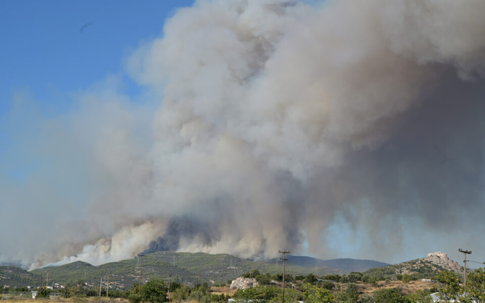 No active wildfire fronts in Evia, Crete; risk remains high