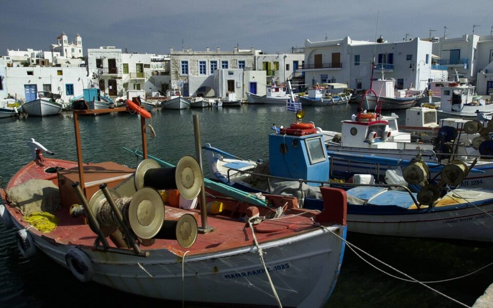 Fishing boat sinks off Paros, workers safe