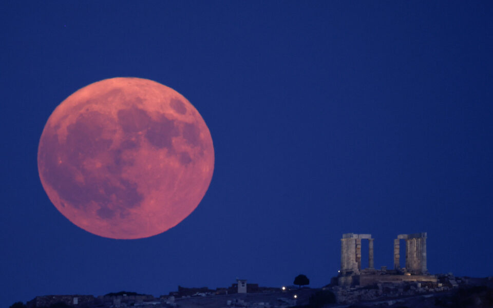 August supermoon rises next to Temple of Poseidon