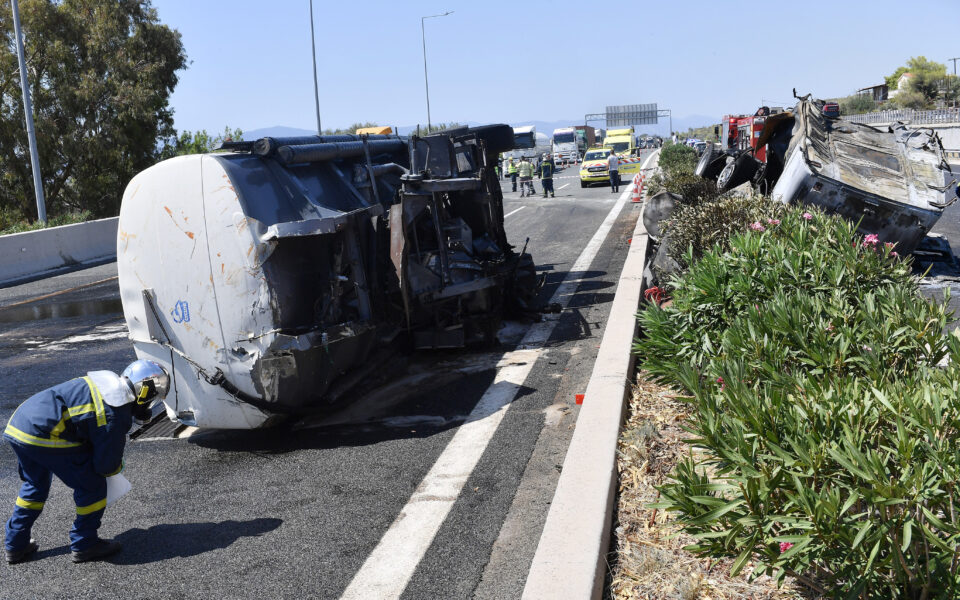 Traffic disrupted on Athens-Corinth highway after tanker rollover