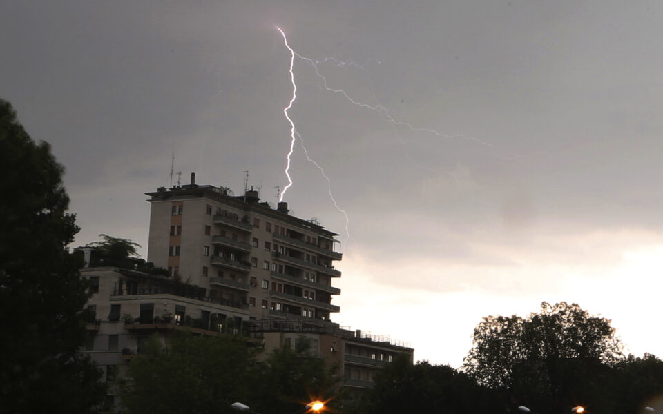 Weather service warns of thunderstorms on Monday