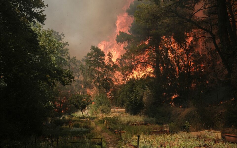 Evacuation alert issued in Nea Makri as fire rages for third day