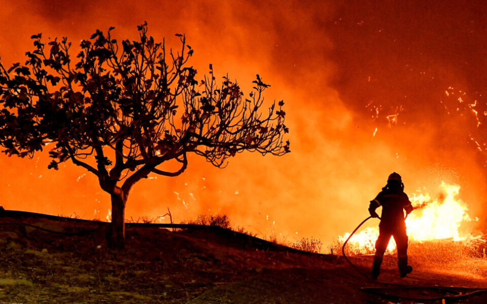 Corinthia wildfire stretches 32 km in length and remains uncontained