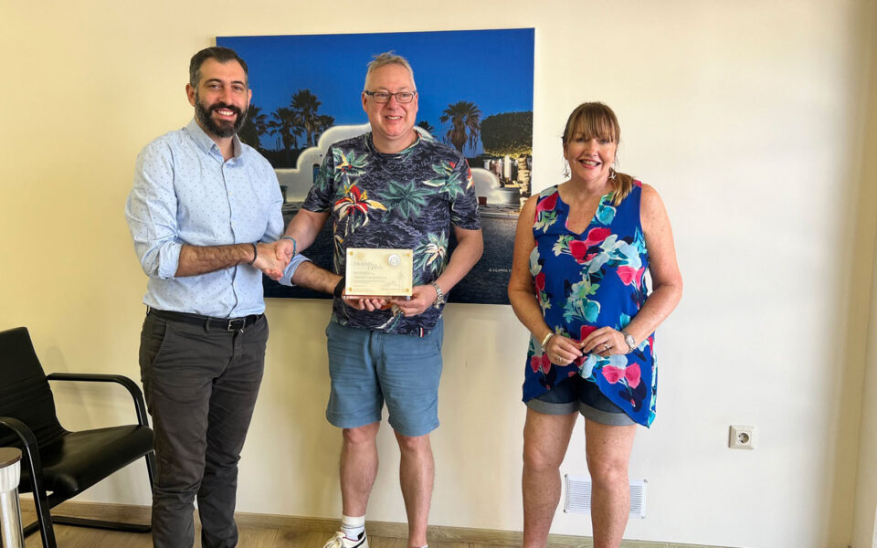 Rhodes municipality honors British couple for visiting the island over 100 times