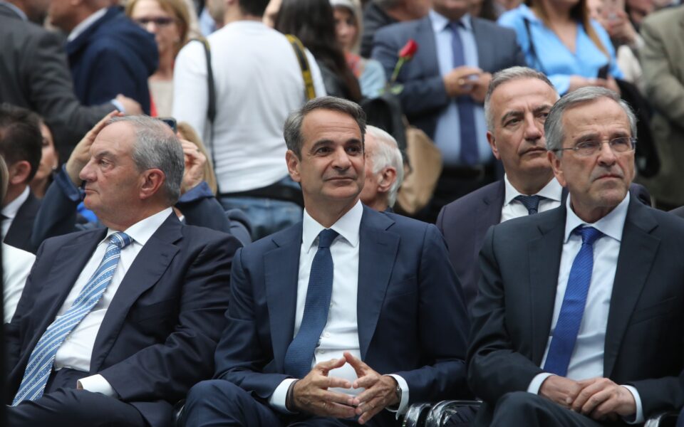 Mitsotakis moves to mend party fences