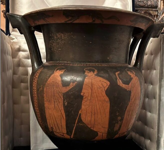 Ancient Greek vase gifted to an Italian leader is returned by his family to Greece