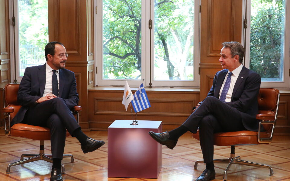 Mitsotakis meets with Christodoulides in Athens