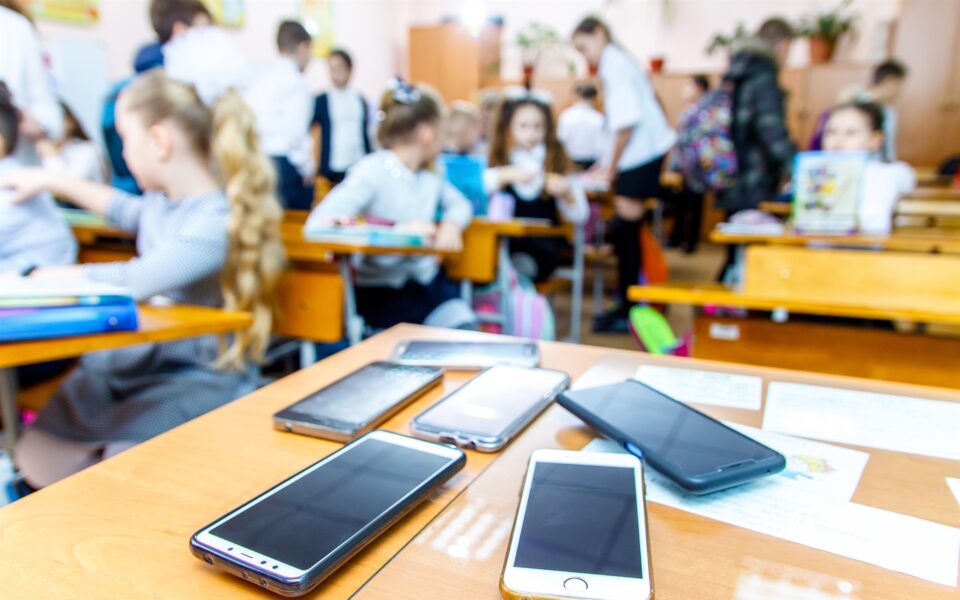 Student in Achaia suspended for using mobile phone in school