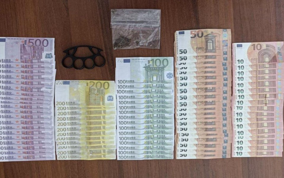 Man, 22, arrested with €15,000 in counterfeit banknotes