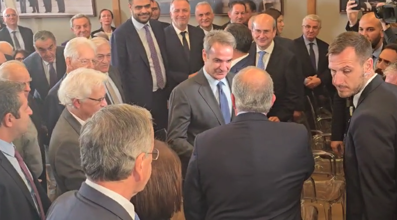 mitsotakis-shakes-hands-with-karamanlis-and-samaras1