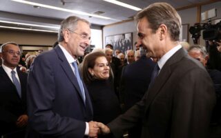 Mitsotakis shakes hands with Karamanlis and Samaras