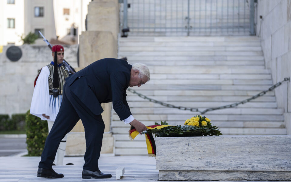 German President lays wreath at Tomb of the Unknown Soldier