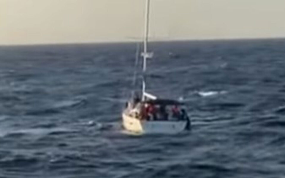 11 rescued from sailboat near Paros