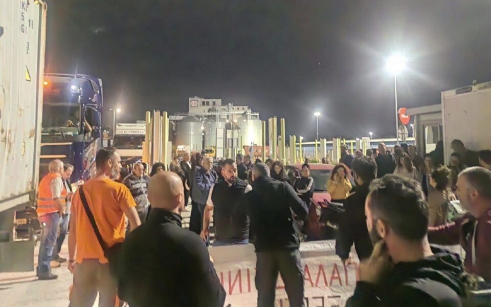 Piraeus dockworkers block shipment of alleged ammunition to Israel