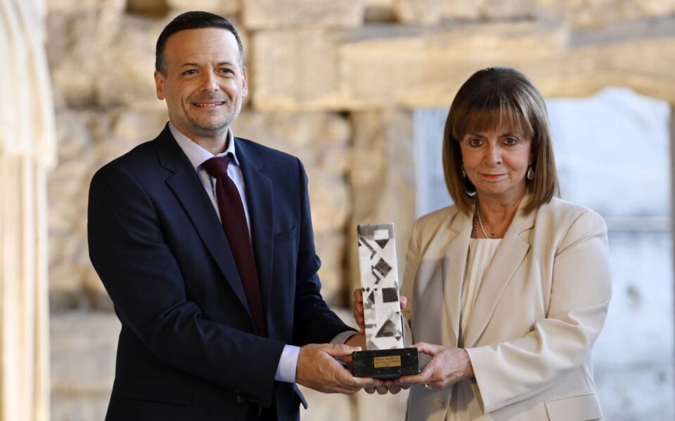 President Sakellaropoulou receives democracy award from Athens mayor