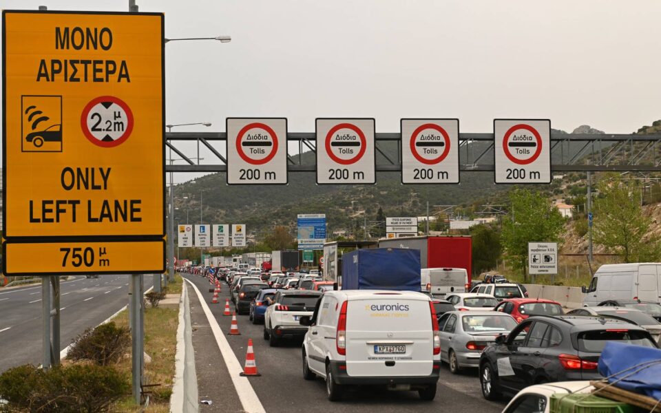 PM announces road toll reductions on Central Greece motorway