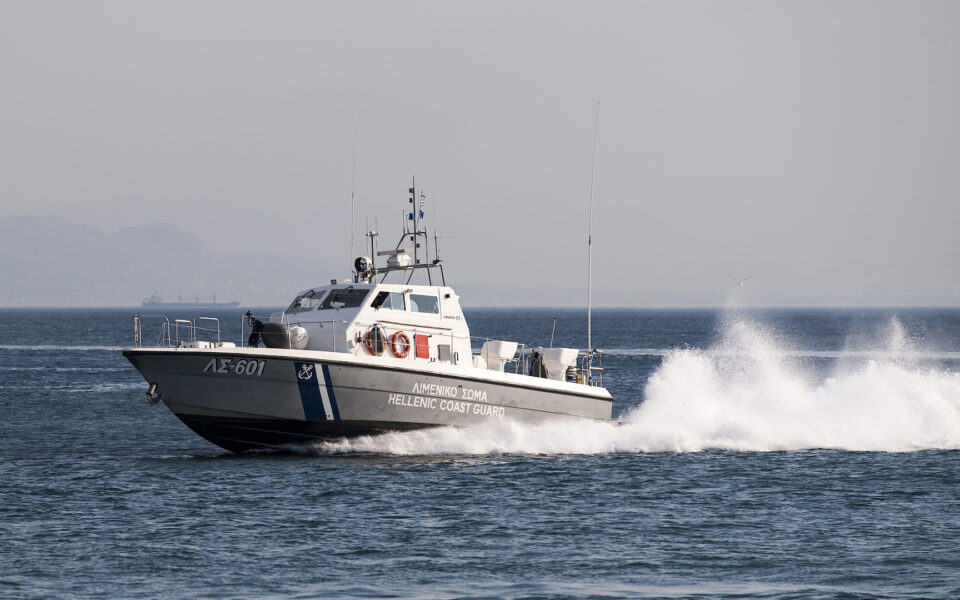 Sailing boat partially sinks near Kythira